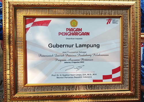You are currently viewing Gubernur Lampung Terima Penghargaan sebagai Pemerintah Daerah Provinsi Pendukung Pelaksanaan Program Asuransi Pertanian dari Menteri Pertanian