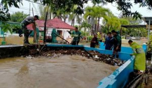 Read more about the article Cegah Banjir, Babinsa Koramil 0801/01 Pacitan bersama Warga Bersihkan Sampah