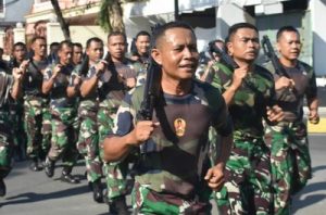 Read more about the article Prajurit Korem 081/DSJ Lari Pagi Bersenjata di Jantung Kota Madiun
