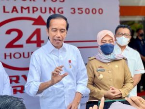 Read more about the article Presiden Jokowi Tinjau Pembagian BLT BBM di Bandar Lampung