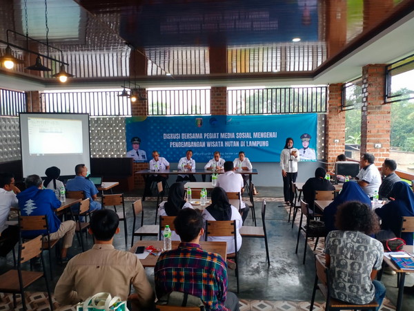 You are currently viewing Dinas Kominfotik Provinsi Lampung Gelar Diskusi Tentang Pengembangan Wisata Hutan Bersama Penggiat Medsos