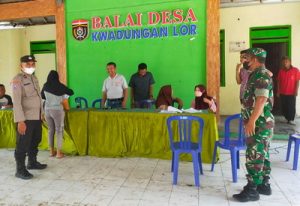 Read more about the article Babinsa Koramil 04 Padas Dampingi Penyaluran BLT BBM