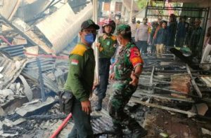 Read more about the article Puluhan Anggota Koramil Dagangan Bantu Padamkan Kebakaran di Pasar Dungus