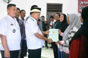 Read more about the article Bupati Dawam Serahkan Sertifikat PTSL di Dua Kecamatan