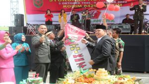 Read more about the article Bupati dan Wabup Lamtim Kibarkan Banner HUT TNI ke 77