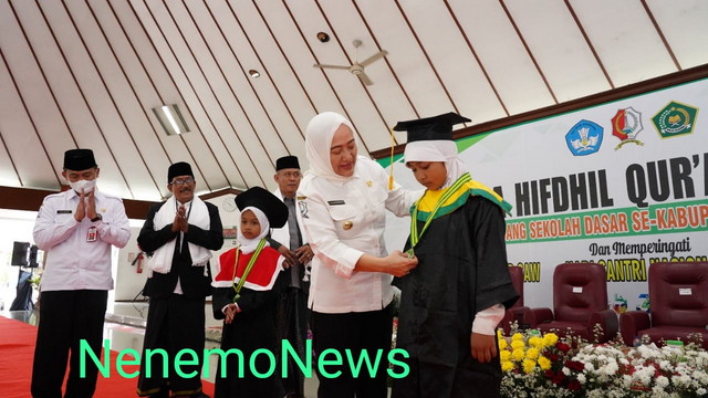 You are currently viewing Bupati Anna Mewisuda 600 Tahfidzul Qur’an Tingkat SD se-Bojonegoro.