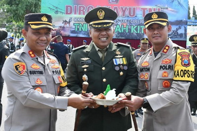 You are currently viewing HUT ke-77 TNI, Korem 081/DSJ Terima Surprise dari 2 Polres di Madiun