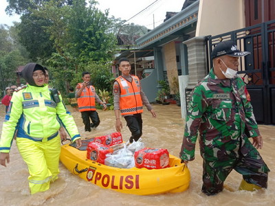 You are currently viewing Koramil 0806/01 Trenggalek bersama Tim Gabungan Salurkan Bantuan Warga Terdampak Banjir