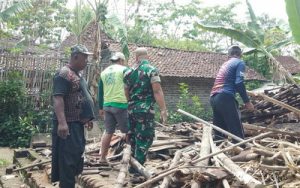 Read more about the article Rumah Warga Roboh, Babinsa Kodim 0802/Ponorogo Bantu Evakuasi Korban