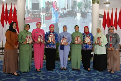 You are currently viewing Persit Kodim Madiun Ikuti Lomba Merangkai Toga