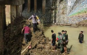 Read more about the article Babinsa 0806/01 Trenggalek bersama Warga Gotong Royong Bersihkan Aliran Sungai