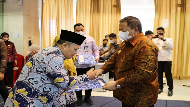 Read more about the article Gubernur Arinal Djunaidi Lepas 17 Kafilah Lampung Ikuti MTQ Korpri di Padang