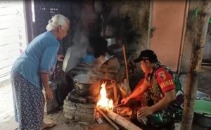 Read more about the article Babinsa Kodim 0802/Ponorogo Masuk Dapur, Masak dan Makan Nasi Tiwul Bersama Warga