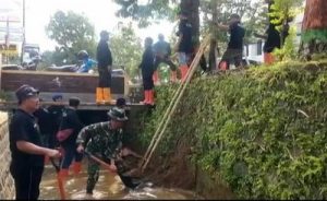 Read more about the article Gencar Cegah Banjir, Anggota Koramil 0801/01 Pacitan Maksimalkan Pengerukan Saluran Drainase