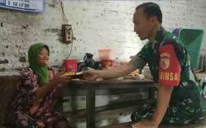 Read more about the article Masuk Dapur Warga, Masakan Babinsa Kodim 0802/Ponorogo Enak