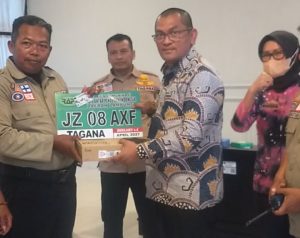 Read more about the article Kadis Aswarodi Apresiasi Tagana Lampung, Serahkan Bantuan HT dan Perlengkapan Kerja