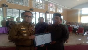 Read more about the article Bupati Raden Adipati Surya  Berikan Piagam Penghargaan Kepada 118 Kakam Habis Masa Jabatan