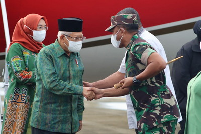 You are currently viewing Pangdam Kasuari Ikut Sambut dan Dampingi Wapres RI Kunker di Kaimana