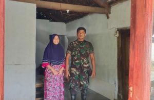 Read more about the article Babinsa Kodim 0802/Ponorogo Pasang  Listrik Gratis di Rumah Warga