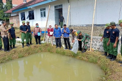 Read more about the article Program Ketahanan Pangan, Babinsa Koramil 0801/01 Pacitan Tebar Benih Ikan
