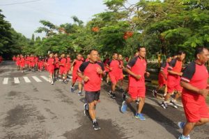 Read more about the article Jaga Kondisi Kesehatan, Anggota Kodim 0803/Madiun Olahraga Bersama