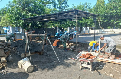 You are currently viewing Babinsa Pos Ramil Pangkur bersama Warga Karya Bhakti Bangun Masjid