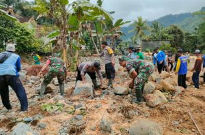 Read more about the article Koramil 0806/12 Munjungan bersama Warga Kerja Bakti Perbaikan Tanggul Sungai l