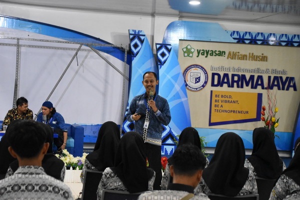 Read more about the article Pelajar SMAN 1 Pagar Dewa Tulangbawang Barat Kunjungan Industri ke IIB Darmajaya