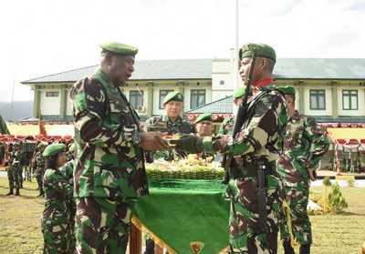 You are currently viewing Kodam Kasuari Tampilkan Pasukan Tradisional Saat HUT Infanteri di Yonif 761/KA