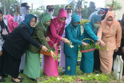 You are currently viewing Peringati Hari Ibu 2022, Ketua Persit KCK Cabang XXI Kodim Tulungagung Ikuti Ziarah Rombongan