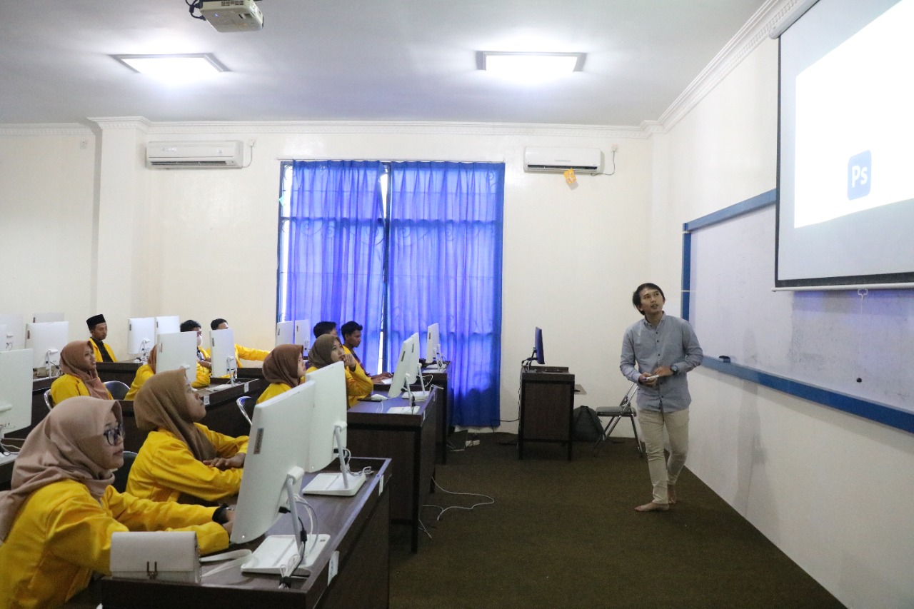 You are currently viewing Kunjungi IIB Darmajaya, Mahasiswa Bustanul Ulum Belajar Desain Pamflet dengan Dosen DKV