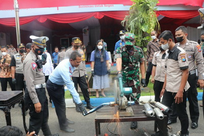 You are currently viewing Dandim Tulungagung Ikuti Prosesi Pemusnahan Ribuan Botol Miras