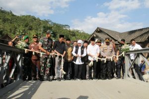 Read more about the article Dandim 0806/Trenggalek Dampingi Gubernur Jatim Resmikan Jembatan