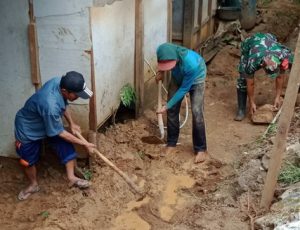 Read more about the article Musim Hujan, Babinsa Kodim 0802/Ponorogo Kerja Bakti Buat Saluran Air
