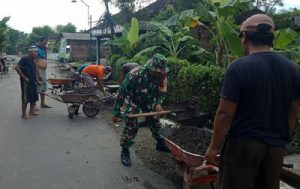 Read more about the article Babinsa Kodim 0802/Ponorogo Kerja Bakti Bersihkan Selokan Air