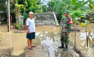 Read more about the article Babinsa Koramil 0805/01 Ngawi Bantu Evakuasi Warga Terdampak Banjir