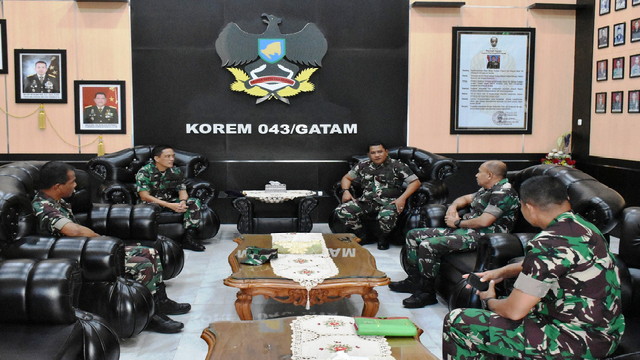 You are currently viewing Danrem 043/Gatam Sambut Silaturahmi Danlanal Lampung