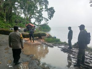 Read more about the article Anggota Kodim 0802/Ponorogo Amankan Pohon Tumbang yang Menutup Akses Jalan