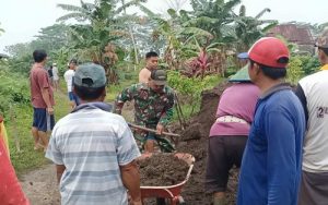 Read more about the article Serma Nurhariyadi bersama Warga Kerja Bakti Perbaiki Jlaan Menuju Lahan Pertanian