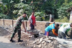 Read more about the article Cegah Terjadinya Banjir, Babinsa Kodim 0802/Ponorogo Kerja Bakti Buat Saluran Air