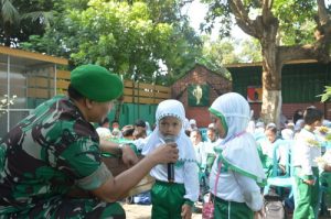 Read more about the article Murid RA Muslimat NU 056 Karangtalok Kunjungi Koramil Tipe B 0802/03 Babadan