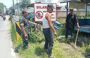 Read more about the article Babinsa Pasang Larangan Buang Sampah di Sungai