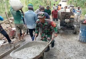 Read more about the article Babinsa Bendorejo bersama Warga Laksanakan Karya Bakti Pengecoran Jalan