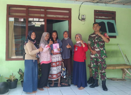 You are currently viewing Babinsa Koramil 0806/01 Trenggalek Dampingi Petugas Puskemas Cek Kesehatan Ibu Hamil Secara Door To Door