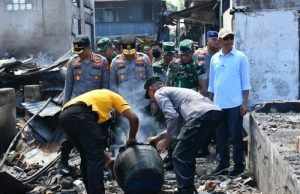 Read more about the article Pangdam Kasuari dan Kapolda Tinjau Langsung Lokasi Kebakaran di Sorong