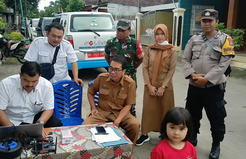 You are currently viewing Babinsa Nglanduk Dampingi Pembuatan KTP, KK dan Akta Kelahiran