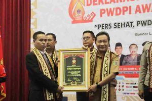 Read more about the article Gubernur Arinal Djunaidi Menerima Anugerah PWDPI Award Tahun 2023 Kategori Duta Pemimpin Sukses Bangun Daerah