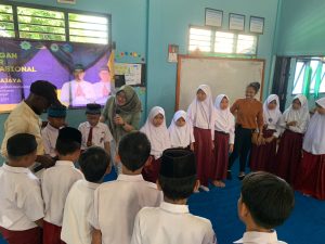 Read more about the article Mahasiswa Asing IIB Darmajaya Ajarkan Bahasa Inggris ke Siswa/I SDIT Asmaul Husna Kedondong, Pesawaran