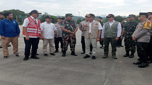 You are currently viewing Danrem 043/Gatam Dampingi Menko PMK Pantau Arus Balik di Pelabuhan Bakauheni