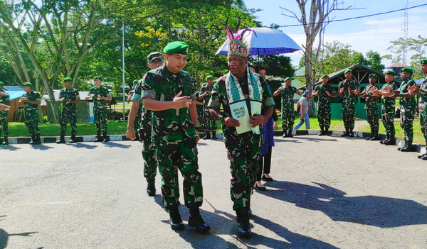 You are currently viewing Kunjungi Brigif 26/GP, Kasdam XVIII/Kasuari Bangga dengan Militansi Prajuritnya